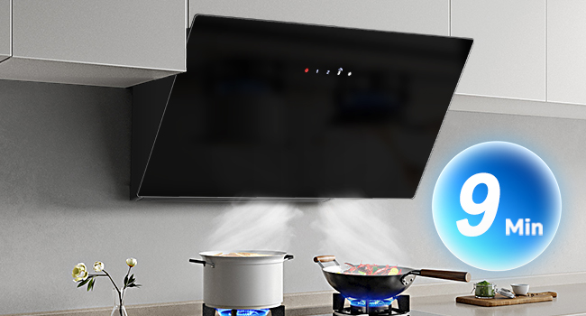 Le texte indique « 9 min ». Intérieur de cuisine moderne avec appareils électroménagers noirs, y compris une hotte de cuisinière et une table de cuisson, contre des armoires et un dosseret blancs.