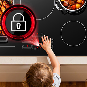 Gros plan d'une table de cuisson en céramique noire avec l'icône de verrouillage affichée, montrant le dispositif de verrouillage de sécurité pour enfants en action avec la main tendue vers les commandes.