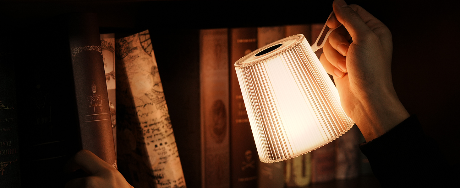 Dramatische Fotos bei schlechten Lichtverhältnissen, die beleuchtete Holzmöbel oder Innenelemente mit warmem Umgebungslicht zeigen, das atmosphärische Schatten erzeugt.