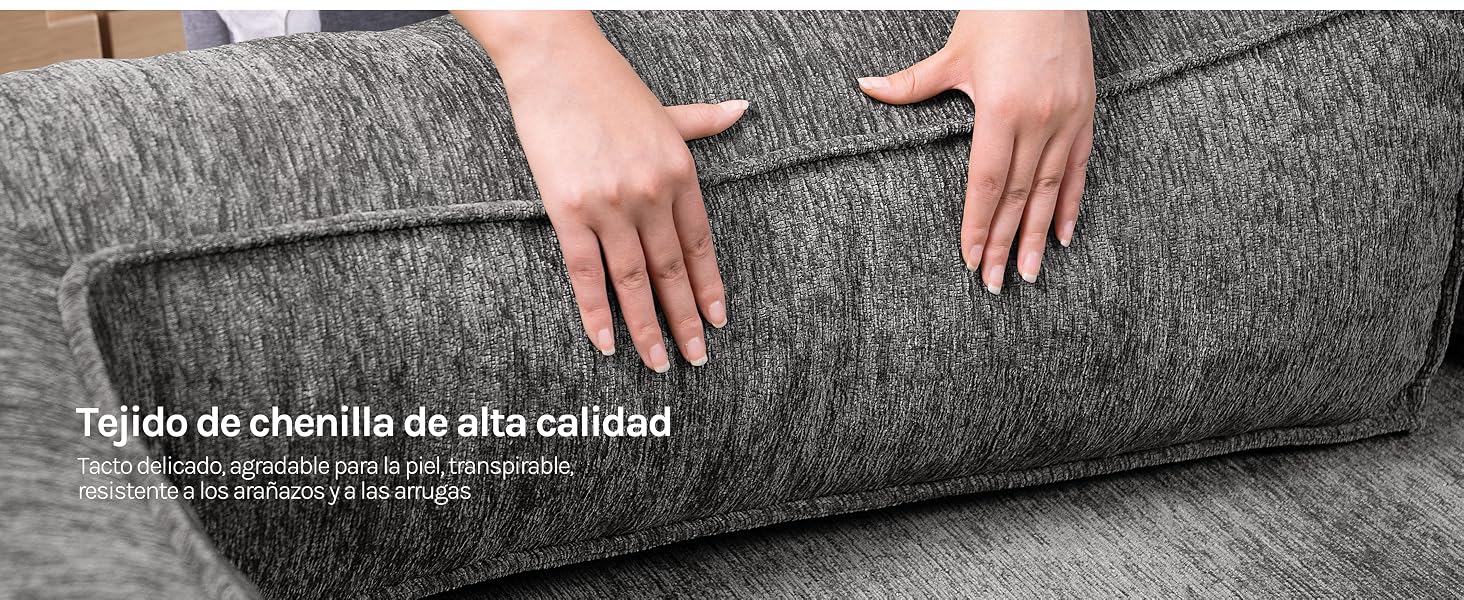 El texto dice «Tejido de chinilla de alta calidad». Las manos descansan sobre un material de tela con textura gris, que muestra la suave textura afelpada de la superficie de los asientos acolchados.