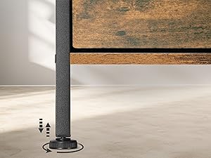 Primo piano di una presa di corrente a pavimento con prese multiple. Posizionato vicino a un battiscopa e a un pavimento o tappeto strutturato