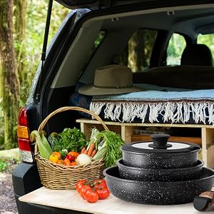 Der Kofferraum wurde für Camping umgebaut. Inklusive Schlafplattform, Kochtopf und Gemüsekorb, aufgestellt in einem Waldgebiet