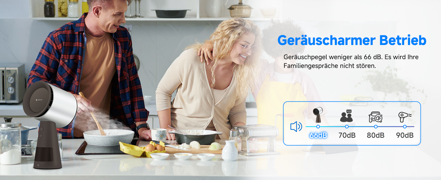 Eine Frau und ein Mann bereiten Essen in einer Küche zu.