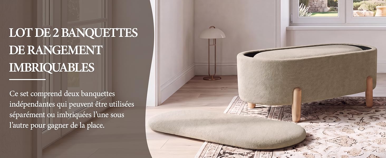 Le texte se lit comme suit : « LES DE 3 BANQUETTES ET COUCHAGE AMOVIBLES » avec sous-titres français en dessous. Scène intérieure de chambre à coucher avec pouf/banquette rembourrés beiges et décor neutre.