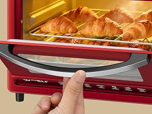 Immagini ravvicinate di un elettrodomestico da cucina di colore rosso con finiture metalliche che mostrano varie angolazioni e una mano che dimostra la rimozione del componente.