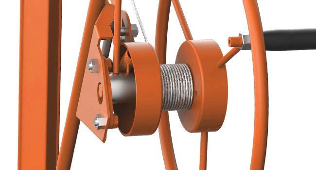 Plusieurs vues de supports de montage métalliques de couleur orange ou de composants matériels présentés sous différents angles sur fond blanc.