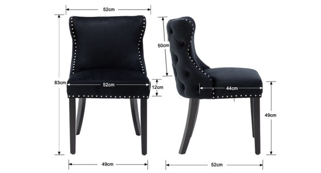Sedia da pranzo imbottita nera con schienale curvo, finiture borchiate e gambe in legno. Dimensioni mostrate: 52 cm di larghezza, 60 cm di profondità, 89 cm di altezza totale, 49 cm