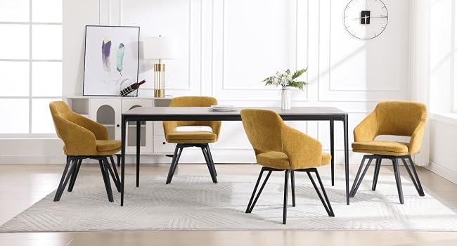 Salle à manger moderne avec des chaises rembourrées jaune moutarde autour d'une table foncée, le tout sur des murs blancs. De multiples angles mettent en valeur le design intérieur épuré et minimaliste.
