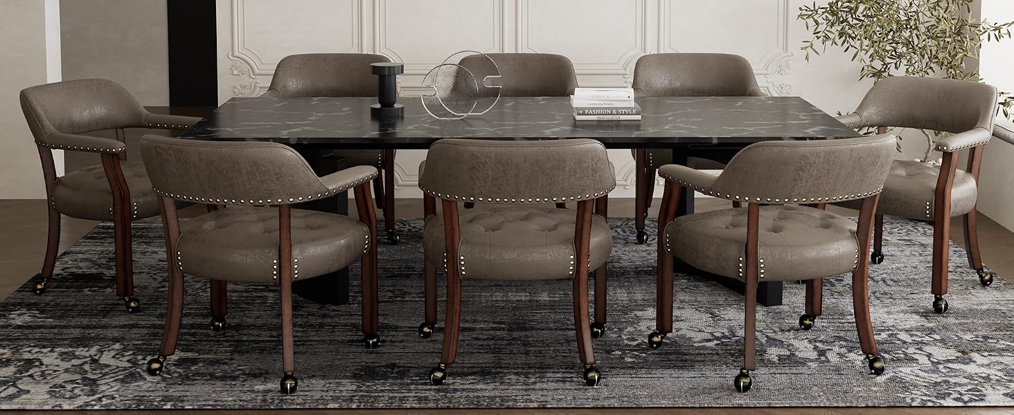 Intérieur de salle à manger minimaliste moderne avec chaises rembourrées grises autour d'une longue table. Plusieurs angles illustrant un design d'espace épuré et contemporain.