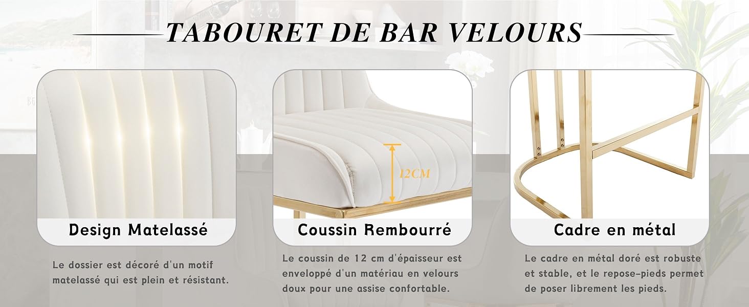 le cadre de lit est en cuir blanc et possède un cadre en cuir blanc et une garniture dorée.
