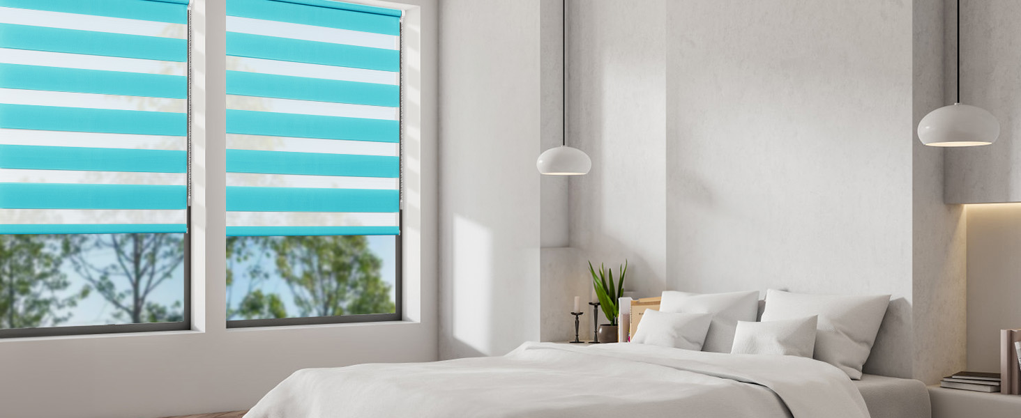 Intérieur de chambre moderne avec des teintes romaines à rayures turquoises sur les fenêtres, des murs blancs et un mobilier contemporain.