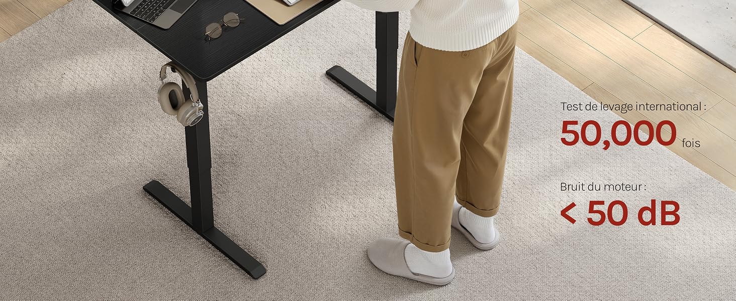 Le texte indique « 50 000 » et « < 50 dB ». Série d'images montrant une personne marchant sur un tapis, démontrant ses propriétés de réduction du bruit.