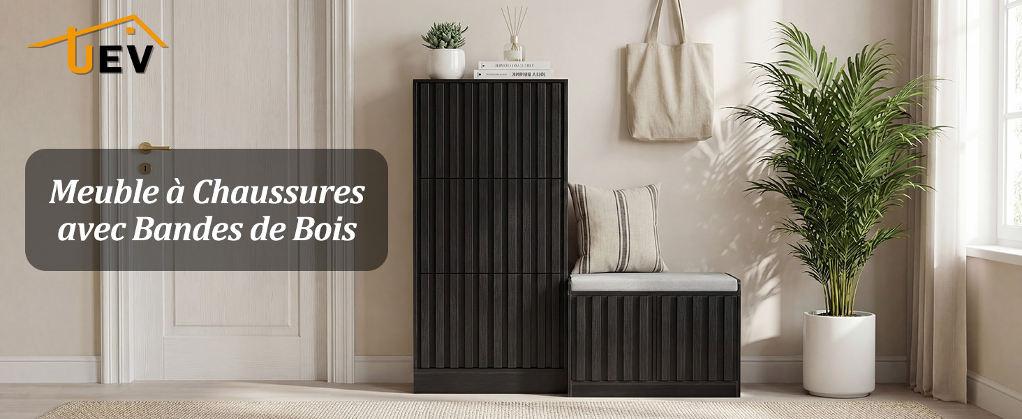 Le texte se lit comme suit : « Mobilier et cheminées au-dessus des Ramades de Bois » (ou similaire, partiellement visible). Présentoir de style intérieur avec radiateur vertical foncé, gants blancs, plantes et objets de décoration sur une surface blanche.