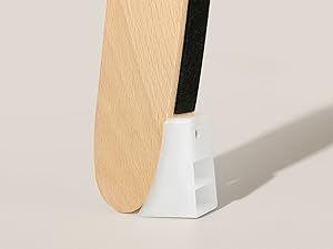 Lámpara geométrica de pared que se muestra en varias posiciones. Diseño limpio en blanco y madera con un brazo ajustable que puede girar en diferentes ángulos para obtener una iluminación direccional.