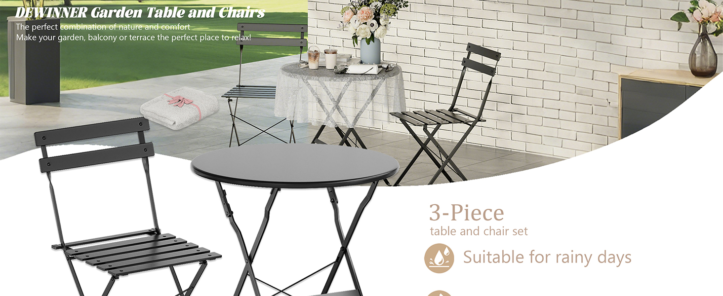 Ensemble de bistrot extérieur comprenant une table ronde pliante en métal et deux chaises au fini foncé, présenté sur un patio en pierre contre un mur de briques blanches.