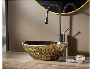 Lavabo decorativo de vaso para baño con exterior dorado texturizado e interior negro, combinado con un grifo negro alto con dos salidas curvas.