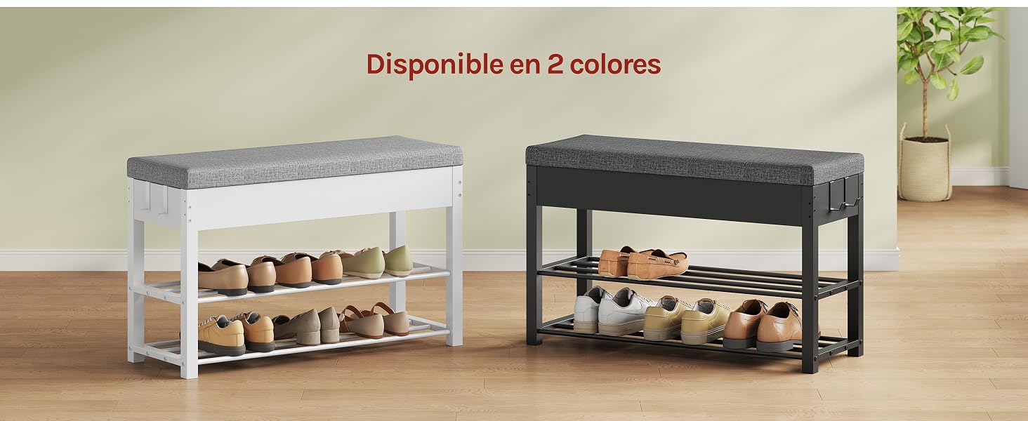 El texto dice «Disponible en 2 colores». Dos bancos de almacenamiento con estantes para zapatos se muestran uno al lado del otro: marco gris claro/blanco con la parte superior acolchada gris y marco negro con la parte superior acolchada negra. Ambos cuentan con estantes abiertos para guardar los zapatos debajo de los asientos acolchados.