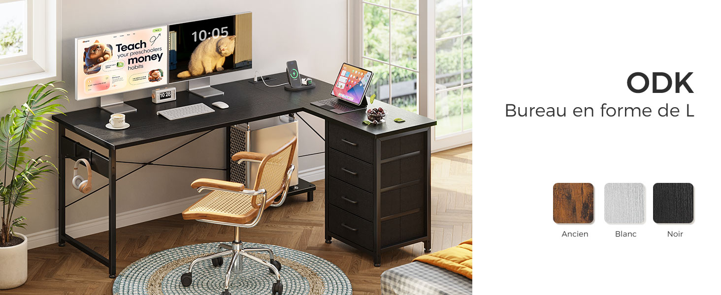 avec deux écrans, un clavier et une chaise de bureau. Finition en bois foncé avec cadre en métal. Plante et fenêtre visibles. Le texte mentionne « ODK » et « Bureau en forme de L'