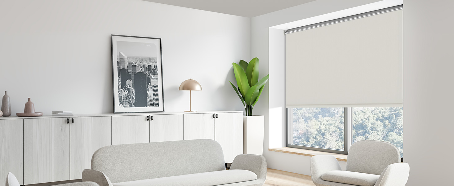 Des espaces intérieurs modernes présentant des systèmes de rangement ou d'organisation muraux minimalistes en blanc, démontrant une esthétique épurée et épurée.