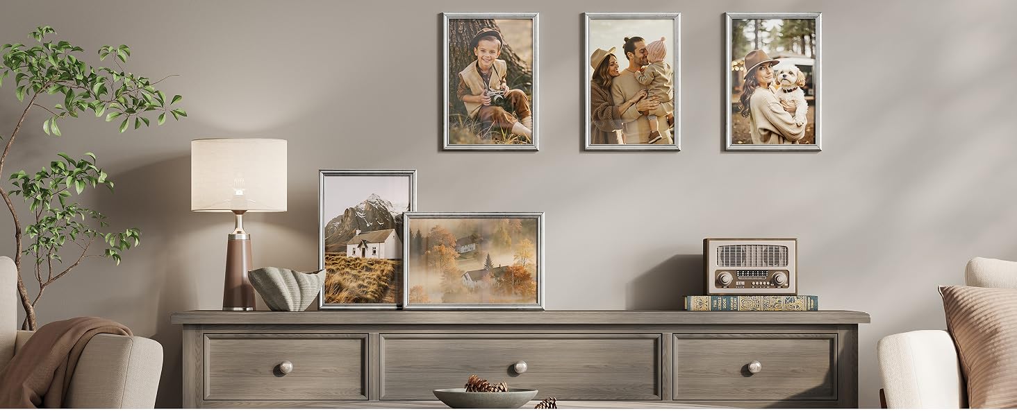 Vetrina di interior design caratterizzata da un soggiorno dai toni neutri con opere d'arte incorniciate, piante e mobili moderni disposti contro pareti chiare.