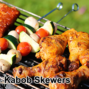 Brochettes de kebab grillées sur un barbecue. Comprend des morceaux de poulet assaisonnés, des tomates cerises, des poivrons et des oignons. Assortiment coloré de viandes et de légumes cuisinés à l'extérieur.
