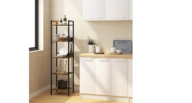 Interno della cucina con armadi bianchi e scaffale in metallo nero. Presenta soluzioni di archiviazione e organizzazione per