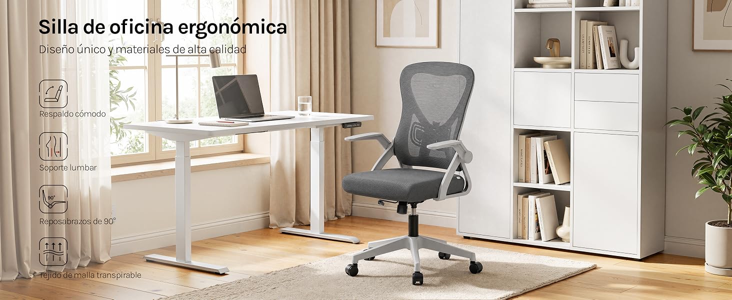 El texto dice «Silla de oficina ergonómica». Silla de oficina de malla gris con características ajustables en altura que se presenta en una oficina hogareña moderna con escritorio, estanterías y decoración.