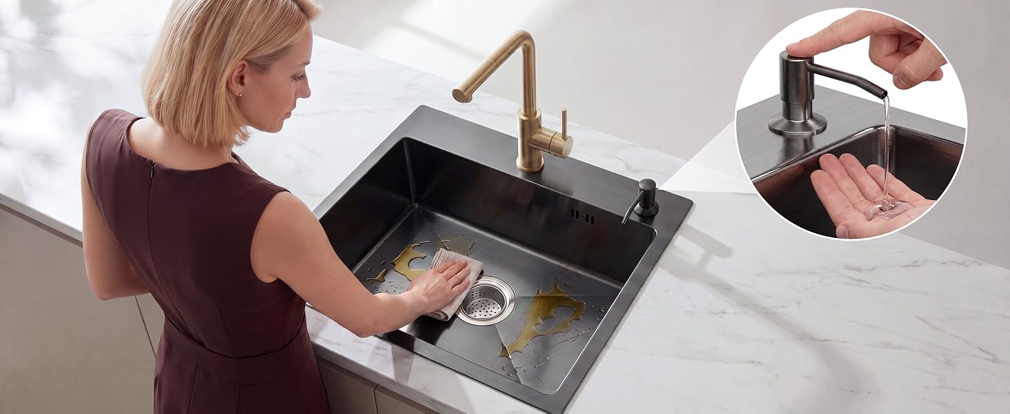 Femme faisant la démonstration de l'installation d'un évier de cuisine encastré noir. L'encart montre en gros plan le processus d'installation de la quincaillerie de l'évier.