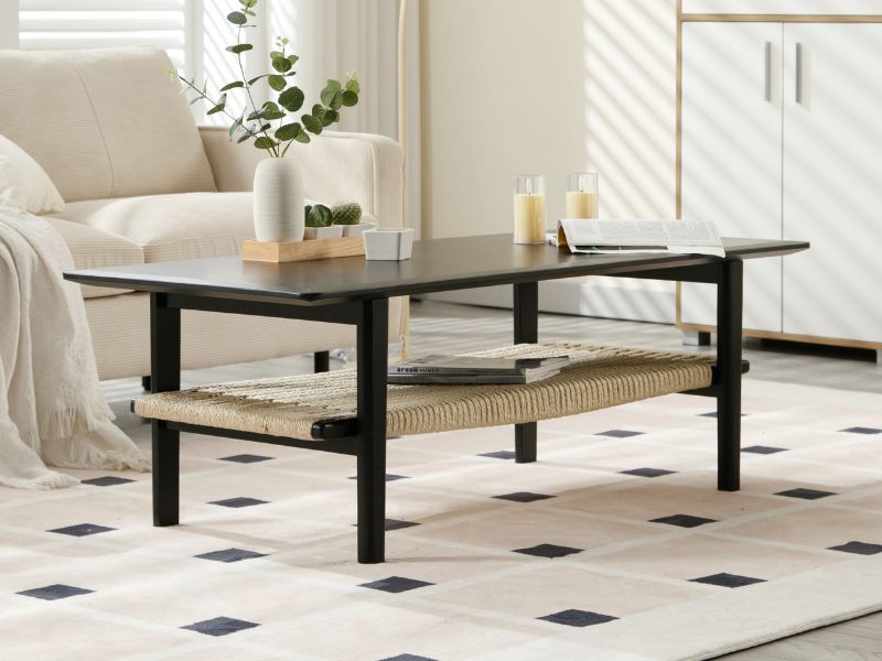Tavolino moderno con struttura in metallo nero, piano in legno e ripiano in rattan sottostante.