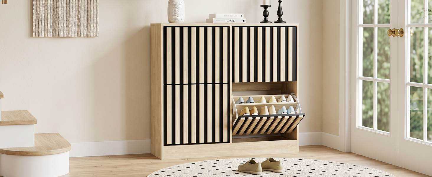 Meuble de rangement moderne avec panneaux de porte à rayures verticales noires et blanches, cadre en bois naturel, paniers de rangement tissés sur étagères dans un salon lumineux avec fenêtres.