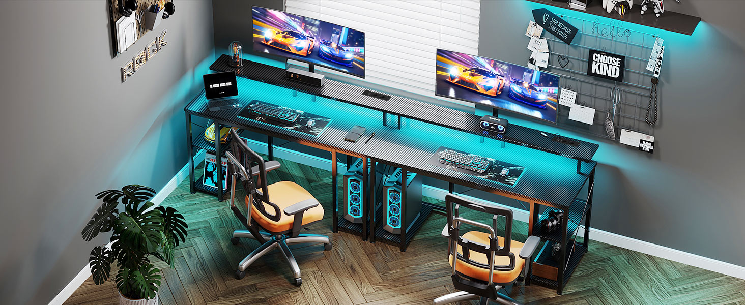 Gaming-Setup mit zwei Monitoren, LED-Beleuchtung, Gaming-Stuhl und Peripheriegeräten auf dem Schreibtisch. Blaue Umgebungsbeleuchtung im Raum