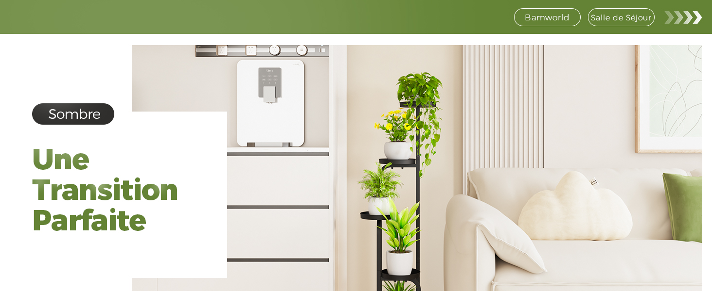 Salon avec mobilier blanc et accents verts. Support à plantes à plusieurs niveaux avec des plantes en pot près d'un canapé blanc. Aperçu d'une armoire ou d'un appareil blanc en arrière-plan.