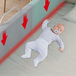 un bébé qui dort sur un lit avec un bébé qui dort dessus.