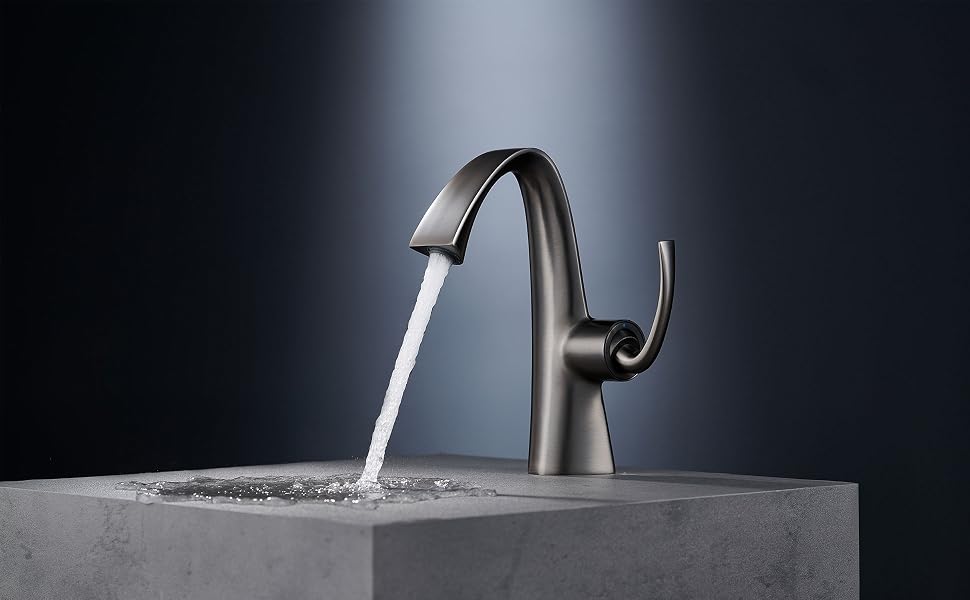 Des photos de produits spectaculaires en noir et blanc montrant de l'eau ou un liquide s'écoulant sur un fond sombre, mettant en évidence la dynamique des fluides et les effets d'éclaboussures.