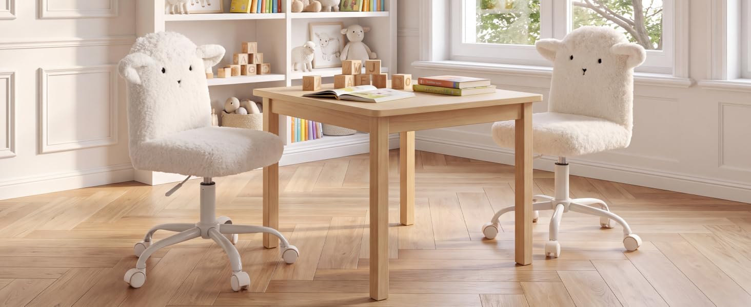 Bureau en bois avec finition naturelle pour bureau à domicile lumineux, associé à une chaise de bureau blanche à roulettes. Configuration minimale de l'espace de travail avec des étagères et un éclairage chaleureux visible en arrière-plan.