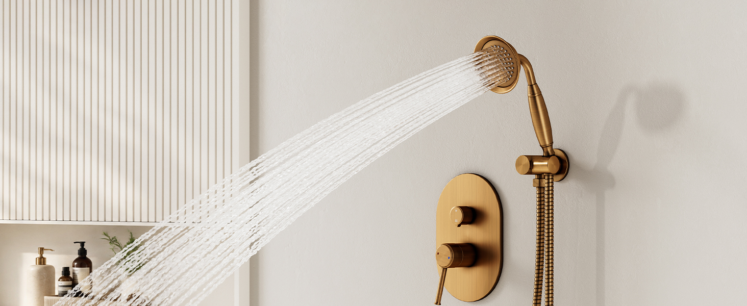 Alcachofa de ducha en tonos dorados con patrón de rociadores de lluvia montada en una pared con paneles blancos, con los controles de válvula dorados a juego y un accesorio portátil visibles.