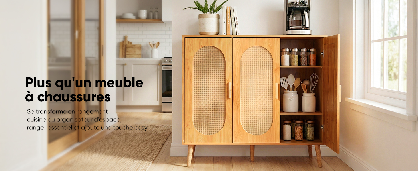 Le texte se lit comme suit : « plus qu'un meuble à chaussures ». Image intérieure montrant une armoire de rangement à chaussures en bois dans un cadre lumineux et moderne.