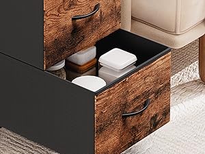 Tiroir de rangement en bois avec poignées en métal noir affichant des bols ou des récipients en céramique blanche à l'intérieur. Meuble en bois au design moderne en matériaux mixtes.