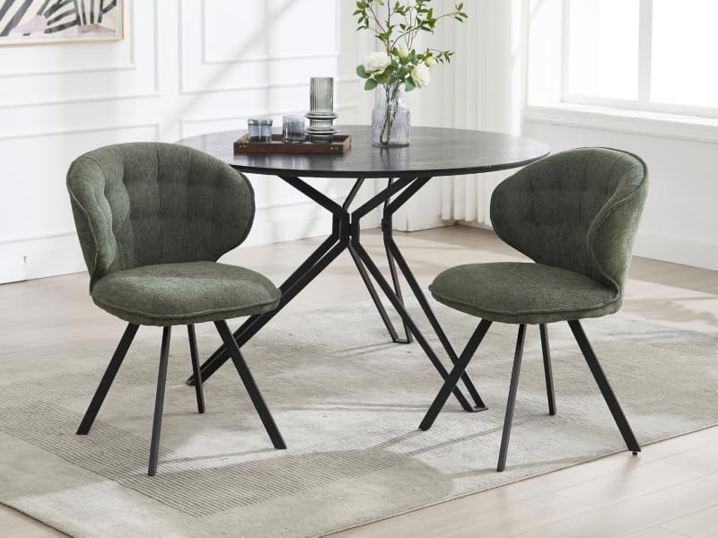 Modernas sillas decorativas de terciopelo en verde salvia con patas de metal negro, que se muestran desde varios ángulos en un ambiente interior luminoso.