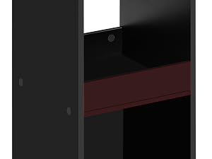 Primer plano de una estantería negra con un estante rojo oscuro. La imagen muestra parte de la estructura de la unidad, incluidas las esquinas y