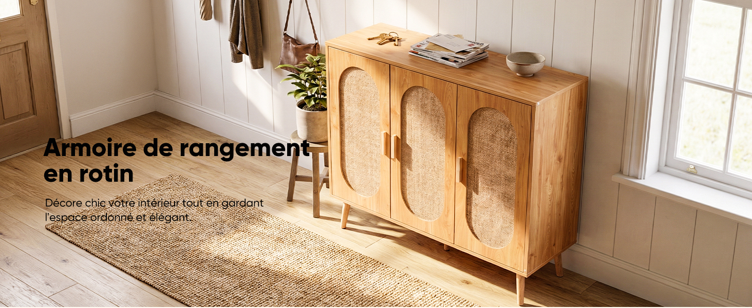 Le texte indique « Armoire de rangement en rotin ». Armoire de rangement en rotin présentée dans une pièce ensoleillée avec finition en bois naturel.