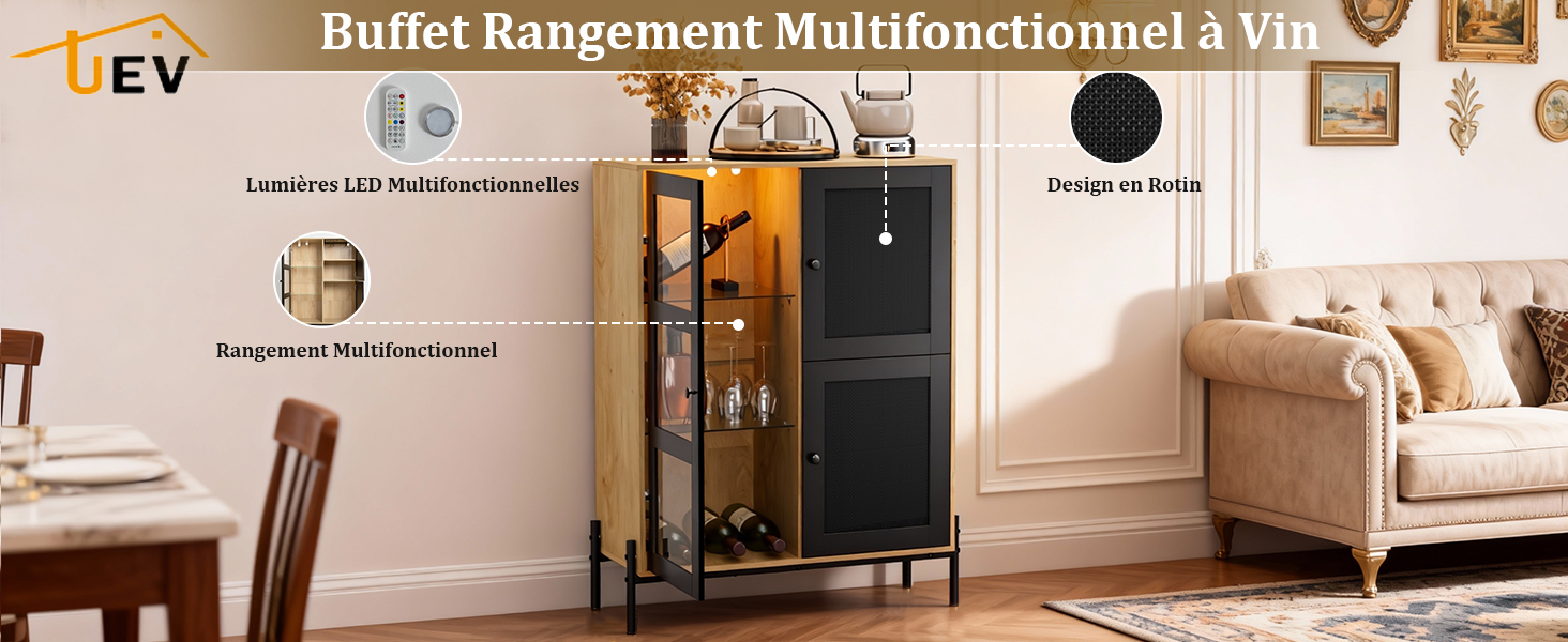Le texte se lit comme suit : « Buffet Rangement Multifonctionnel à Vin ». Armoire à vin moderne présentée dans un cadre élégant avec des murs blancs et un mobilier classique.