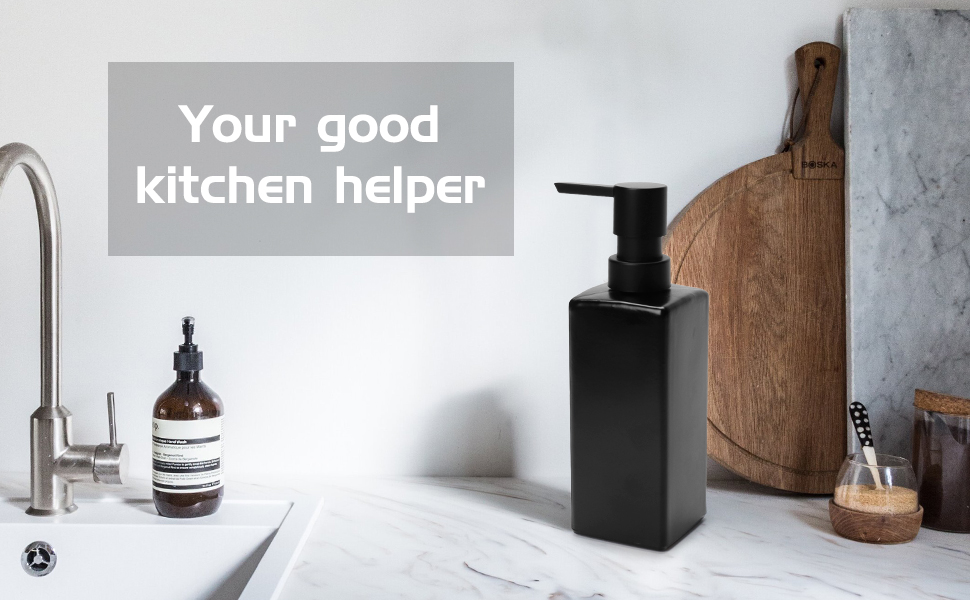 avec distributeur de savon noir, planche à découper en bois et bouteille en verre. Le texte superposé indique « Votre bon assistant de cuisine