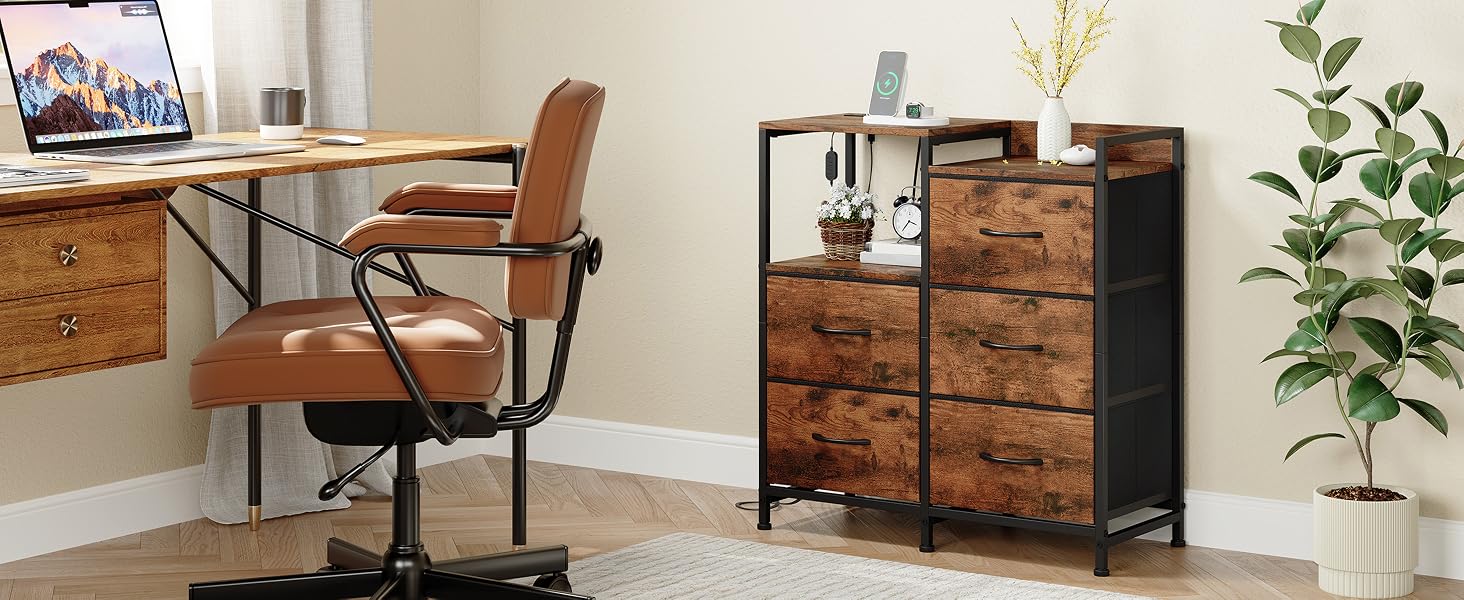 Ensemble de mobilier de bureau à domicile de style industriel comprenant des tiroirs en bois avec structure en métal et une chaise de bureau contre un mur blanc avec des plantes décoratives.