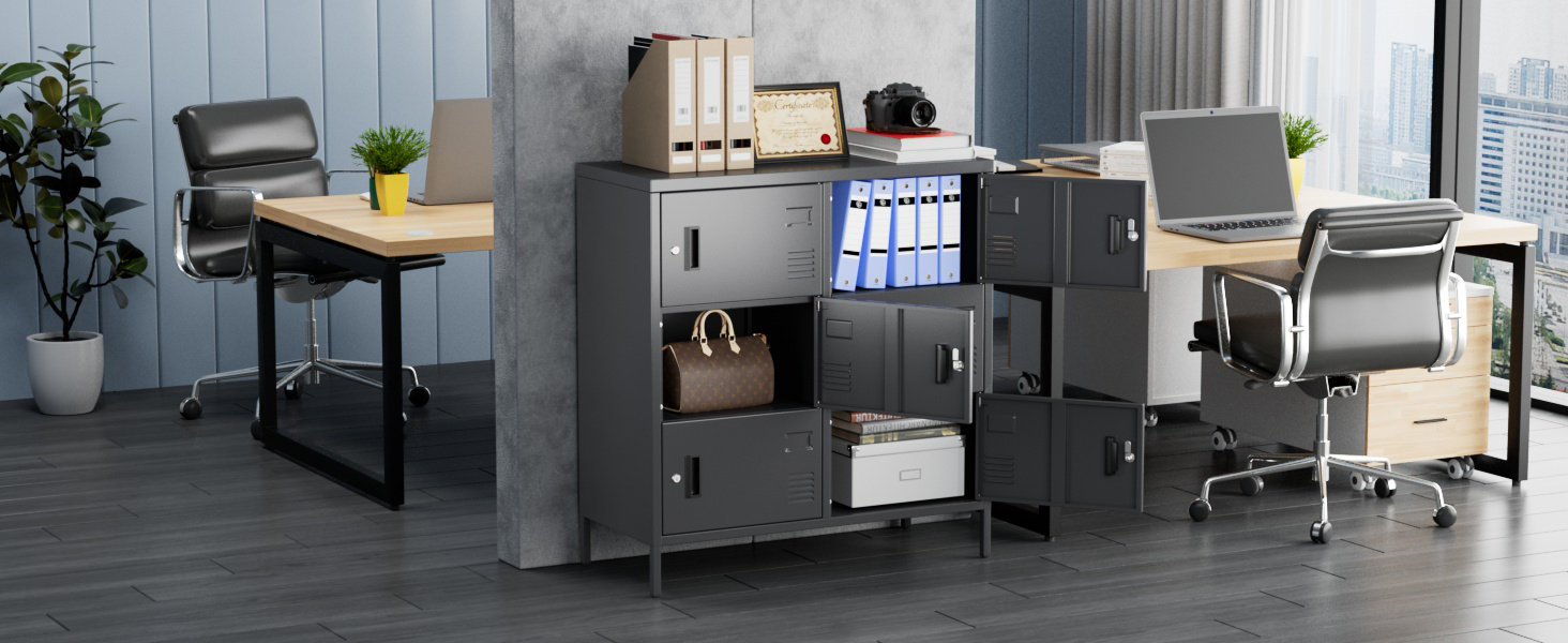 Modernes Bürorauminterieur mit mehreren Arbeitsplätzen mit dunklen Möbeln, Computermonitoren und klarem, minimalistischem Design.