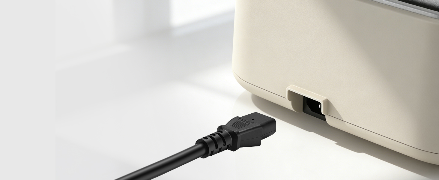 Abat-jour ou luminaire en tissu blanc avec point de fixation du cordon électrique noir, illustré en gros plan sur fond neutre.