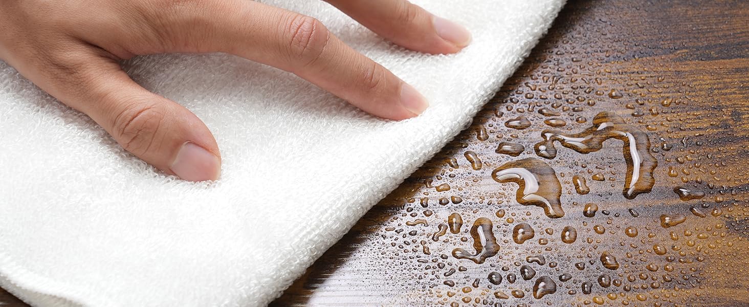Dimostrazione ravvicinata della superficie resistente all'acqua, che mostra le gocce d'acqua che si depositano sui mobili in legno
