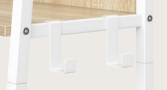 Moderno spazio commerciale o commerciale interno con pareti e pavimento bianchi con elementi di design minimalista.