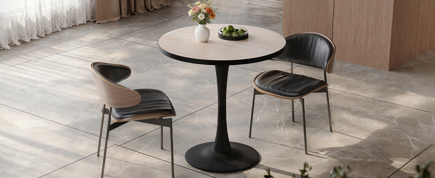 Interno moderno di ristorante o caffetteria con tavoli rotondi e sedie scure su pavimento grigio chiaro, design contemporaneo minimalista.