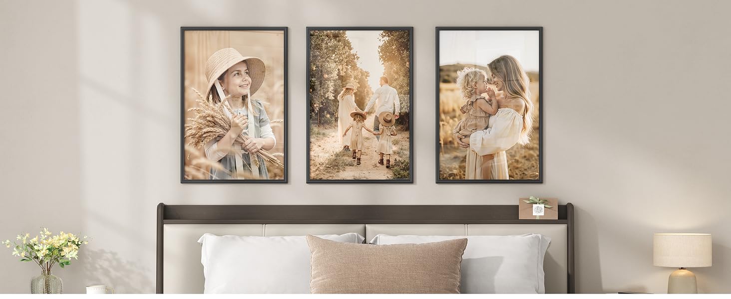 Arreglo de pared de la galería que muestra obras de arte o fotografías enmarcadas en tonos neutros, que se muestra sobre un sofá gris con almohadas decorativas.